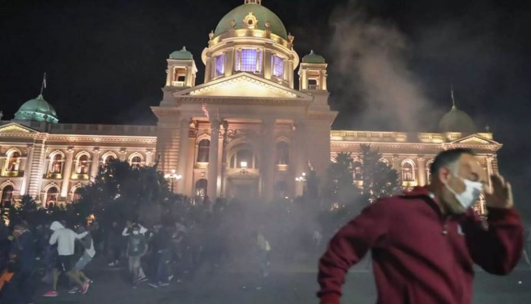 Σερβία: Ο Βούτσιτς απέσυρε την απόφαση για lockdown στο Βελιγράδι μετά την «πολιορκία»!