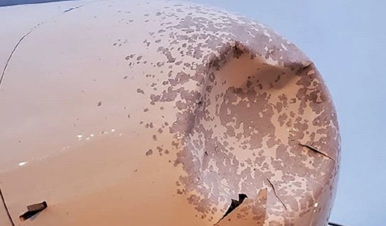 Μυστήριο με αμερικανικό αεροσκάφος: Το χτύπησε χαλάζι ή σμήνος πουλιών;