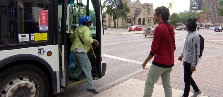 Αυστραλία: Τρεις άνδρες έχασαν την ζωή τους μετά από ανατροπή τουριστικού λεοφωρείου