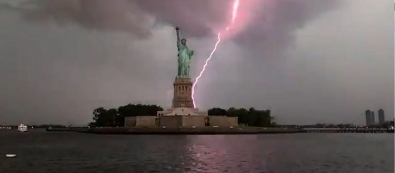 Εντυπωσιακό στιγμιότυπο – Κεραυνός «χτυπά» το Άγαλμα της Ελευθερίας