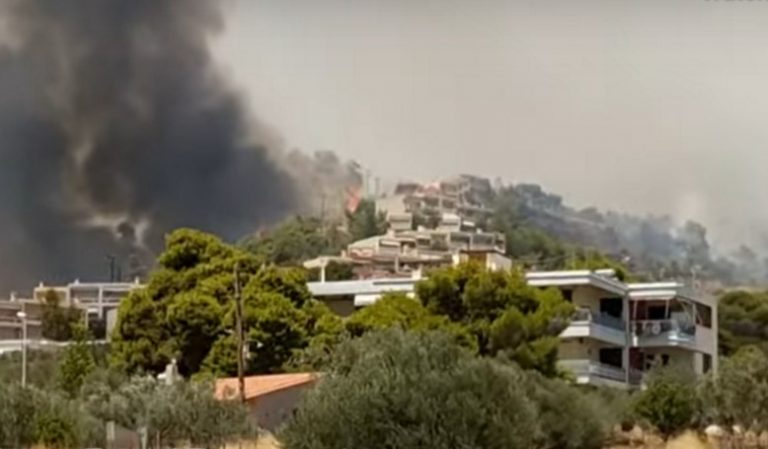 Ανεξέλεγκτη η φωτιά στις Κεχριές Κορινθίας – Μέσα στα σπίτια οι φλόγες