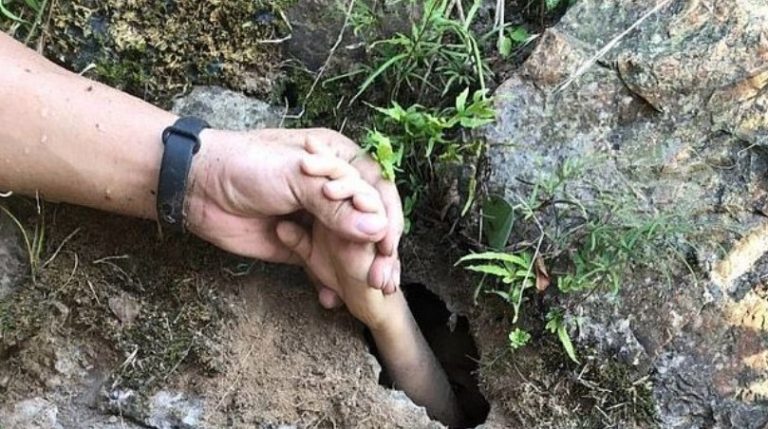 H διάσωση 7χρονου που κόβει την ανάσα – Πώς «ξεγέλασε» την σπηλιά του θανάτου