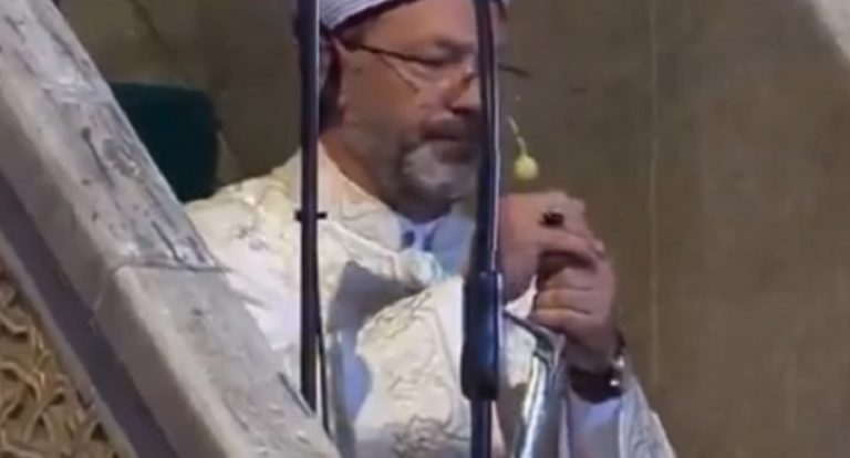 Ισλαμική “προσευχή αγάπης” στην Αγιά Σοφιά με σπαθί στο χέρι