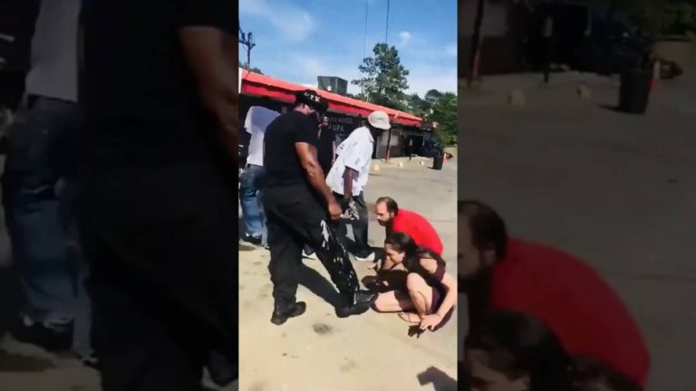 ΒΙΝΤΕΟ-ΣΟΚ! Όταν η αξιοπρέπεια είναι άγνωστη λέξη- Ζευγάρι λευκών γονατίζει και φιλάει τα πόδια έγχρωμων..