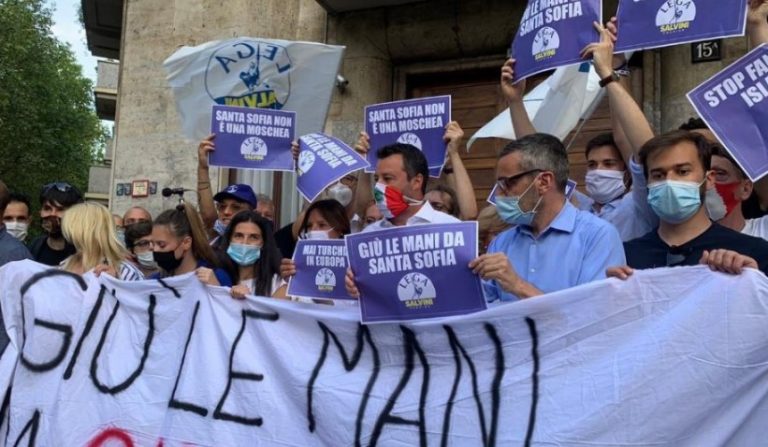 Σαλβίνι: Κάτω τα χέρια από την Αγία Σοφία – Έκανε διαδήλωση έξω από το τουρκικό προξενείο στο Μιλάνο