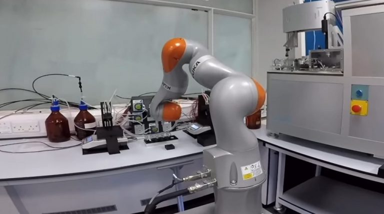 Κάνει μόνος του πειράματα στο εργαστήριο για ώρες! Αυτός είναι ο αυτόνομος ρομπoτικός ερευνητής της Αγγλίας (VIDEO)