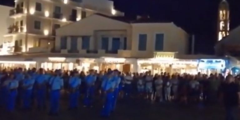 Συγκίνηση στην Τήνο: Έψαλαν τον Ακάθιστο Ύμνο για την Αγία Σοφία