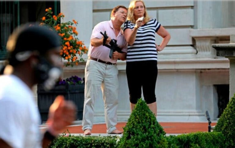 Δίωξη σε ζευγάρι που σημάδεψε με όπλα διαδηλωτές του αντιρατσιστικού κινήματος στο Μιζούρι