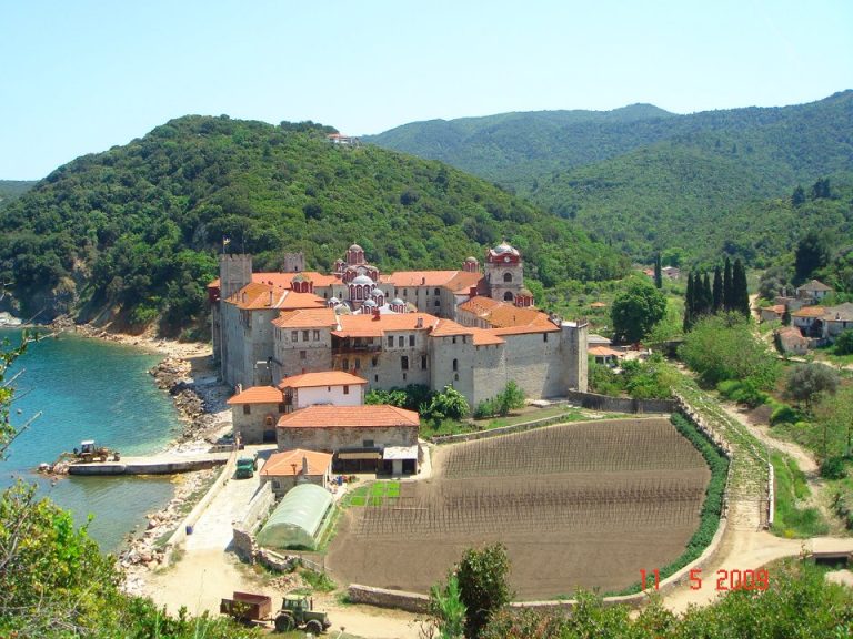 “ΤΟ ΜΑΣΩΝΟΚΡΑΤΟΥΜΕΝΟ ΕΛΛΗΝΙΚΟ ΚΡΑΤΟΣ ΔΙΩΚΕΙ ΤΗΝ ΟΡΘΟΔΟΞΙΑ” – Η ΔΡΑΜΑΤΙΚΗ ΕΚΚΛΗΣΗ ΤΩΝ 100 ΠΕΡΙΠΟΥ ΠΑΤΕΡΩΝ ΤΗΣ ΙΕΡΑΣ ΜΟΝΗΣ ΕΣΦΙΓΜΕΝΟΥ ΠΟΥ ΠΗΡΑΝ ΕΝΤΑΛΜΑ ΕΞΩΣΗΣ