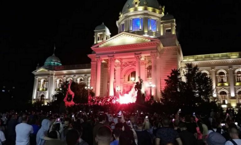 Χαμός στη Σερβία για την απαγόρευση κυκλοφορίας! Διαδηλωτές εισέβαλαν στη βουλή
