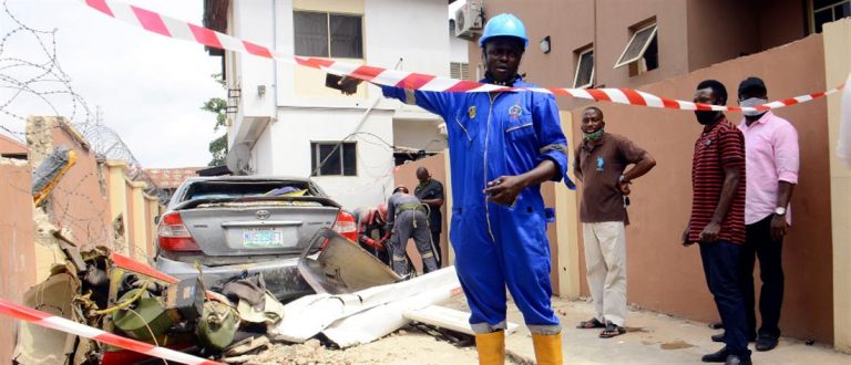 Ελικόπτερο συνετρίβη σε γειτονιά (εικόνες)