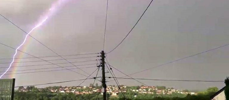 Σπάνιο φαινόμενο: Κεραυνός «χτύπησε» ουράνιο τόξο