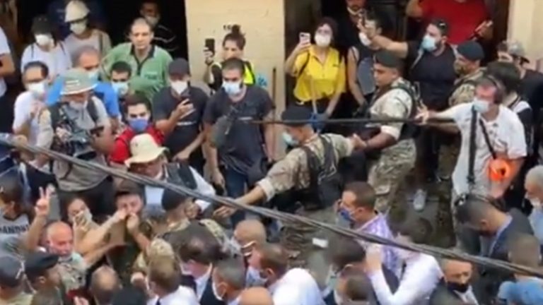 Οργισμένοι οι Λιβανέζοι – Στιγμές χάους στη Βηρυτό: «Βοηθήστε μας! Επανάσταση!»