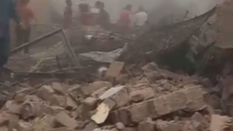 Κατέρρευσε κτήριο πέντε ορόφων στην Ινδία – Φόβοι για δεκάδες εγκλωβισμένους