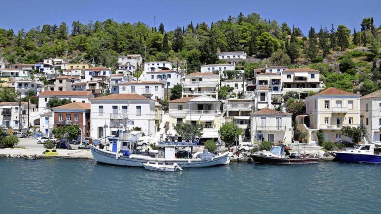 Η Γκεστάπο βάζει “καραντίνα” τον Πόρο στον Σαρωνικό κόλπο! Μπαϊ Μπαϊ το πανηγύρι της Παναγίας…