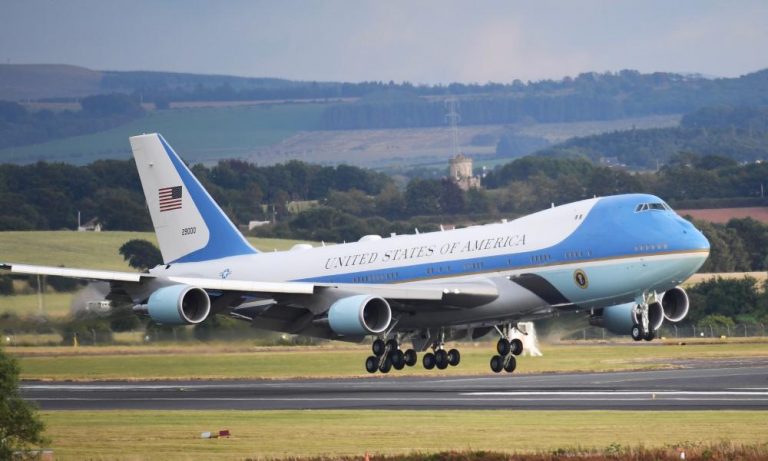 Παρ’ ολίγον σύγκρουση του Air Force One με «ιπτάμενο αντικείμενο»
