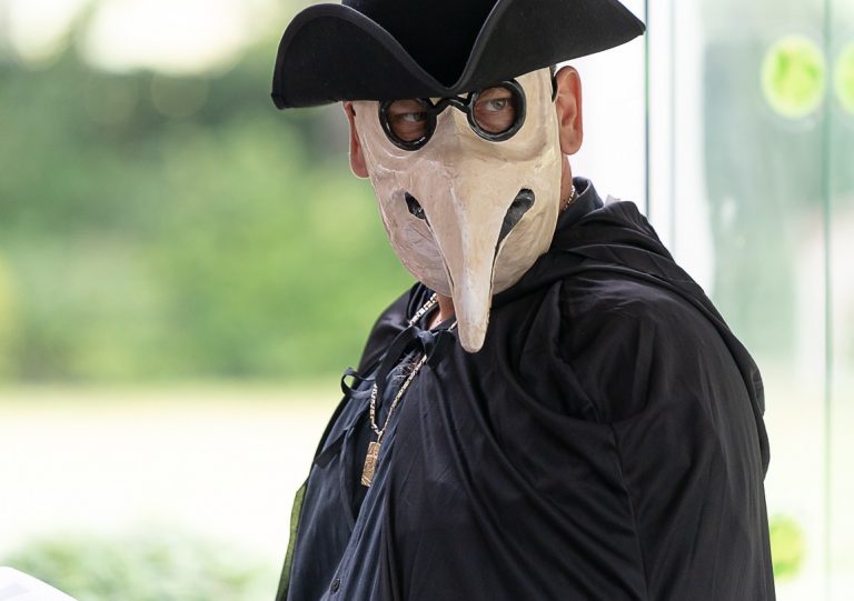 Βέλγοι μήνυσαν τον Μπιλ Γκέιτς, το Βέλγιο και Βρετανό επιδημιολόγο για την καραντίνα του αοράτου…