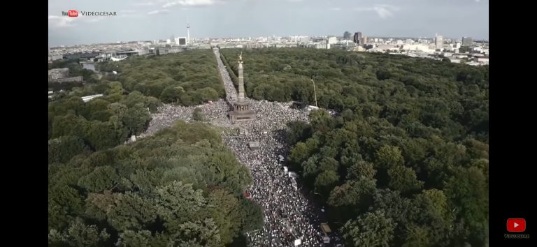 Σύμφωνα με τα ελληνικά ΜΜΕ μερικές δεκάδες ακραίοι , συνομωσιολόγοι διαδήλωσαν, στο Βερολίνο,  κατά του covid