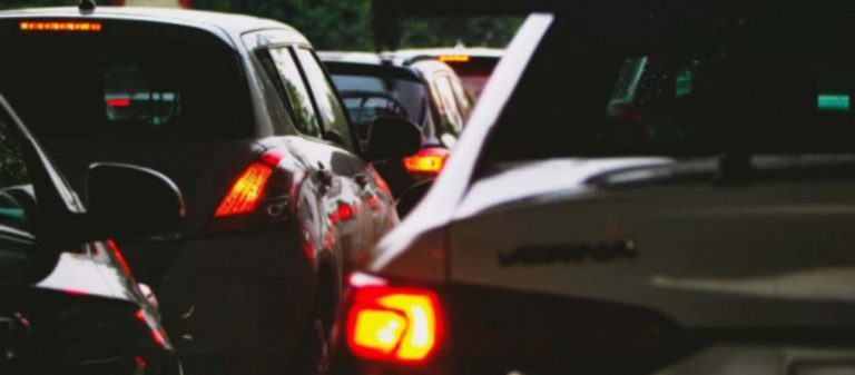 Ταλαιπωρία και μποτιλιάρισμα στην Αθηνών-Λαμίας στο Μαρτίνο – Τυλίχθηκε στις φλόγες λεωφορείο με 29 επιβάτες