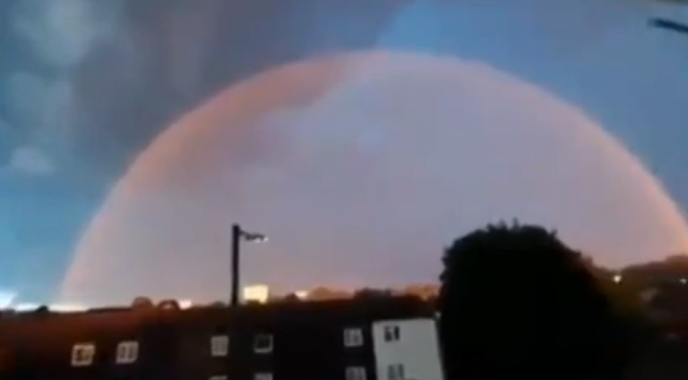 Πολύ περίεργοι ουρανοί πάνω από την αγγλική πόλη του Μπέρμιγχαμ, με ένα παράξενο αντικείμενο να πετάει έξω από το σύννεφο