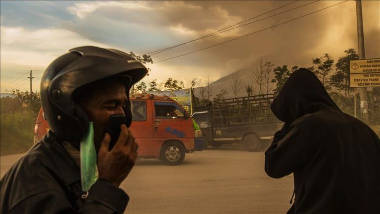 Indonesia: Sinabung Volcano erupts (Τωρα Βρηκες;)
