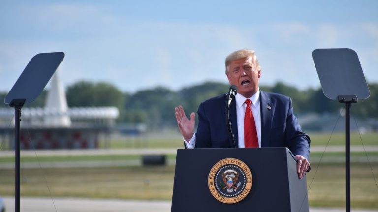 O Τραμπ το τερμάτισε για τον κορωνοϊό: O Θεός μου είπε ότι τον έστειλε για να με δοκιμάσει