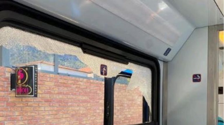 Διακοπτό: Βράχια έπεσαν πάνω στο τρένο – Έσπασαν τα τζάμια βαγονιού