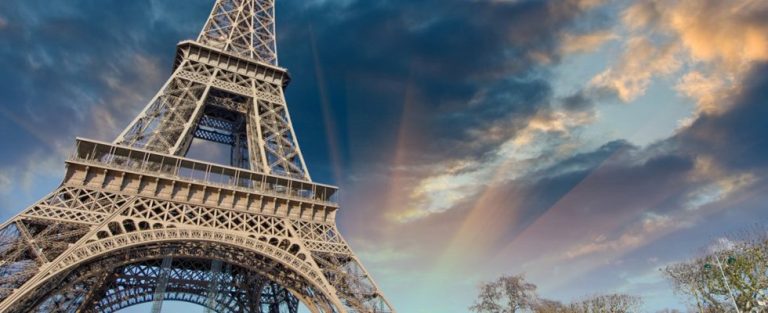 Εντυπωσιακή εικόνα: Η στιγμή που αστραπή χτυπά τον πύργο του Άιφελ (φωτο)