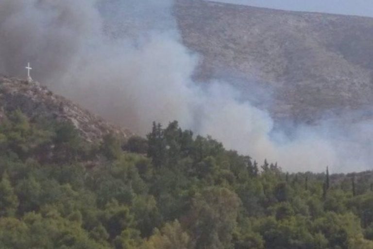 Σε εξέλιξη πυρκαγιά στον Υμηττό ‑ Κοντά σε σπίτια του Βύρωνα