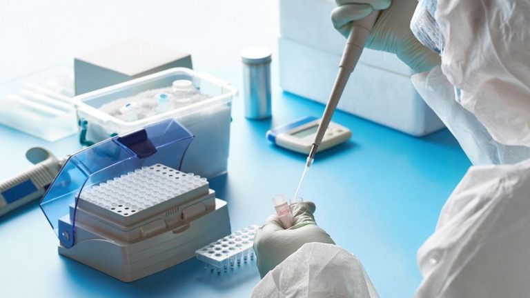 Συνολικά 1.600 rapid τεστ στην πλατεία Κυψέλης, τα 28 θετικά (17 αφορούν Έλληνες και 11 αλλοδαπούς).