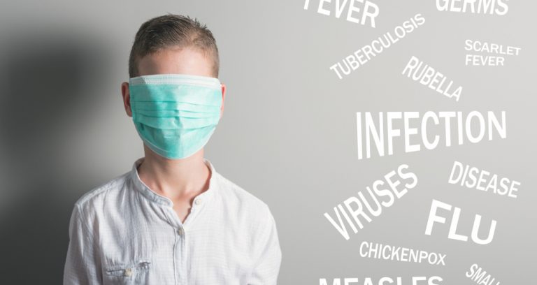 «Βγάλτε την μάσκα από το παιδί μου»! Μάνα ξεσπά με δάκρυα στα μάτια