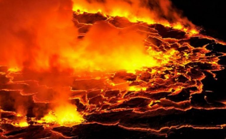 GEWKWN : Ίκαροι βγάλανε φτερά… και πετούν ανατολικά, Πάνε πίσω στα πάτρια εδάφη τα ιερά, Χρόνια λείπουν πολλά, Ο Άγιος Θεός τους βοήθα.