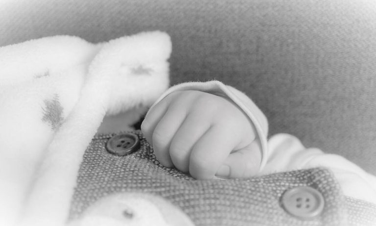 Ανείπωτη τραγωδία στην Αρτέμιδα: Νεκρό βρέφος 17 ημερών