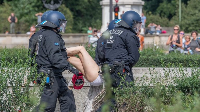 Αυτό το ΒΙΝΤΕΟ δεν πρόκειται να το δούμε σε ελληνικά ΜΜΕ – ΘΕΜΑ ΧΡΟΝΟΥ για την Ελλάδα;;;