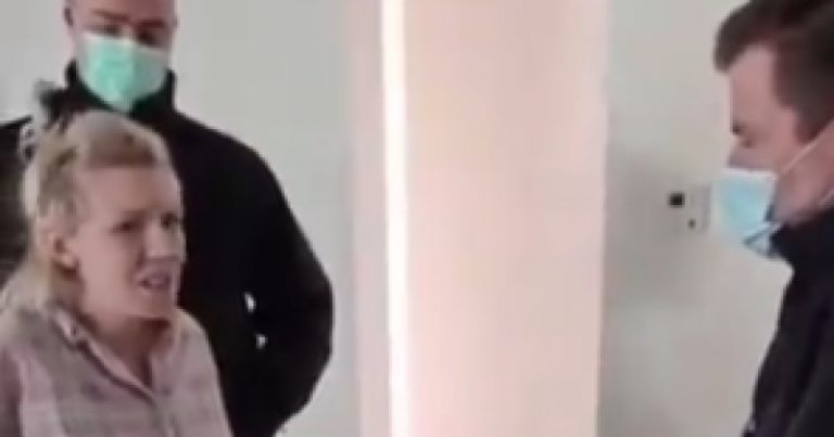 ΧΕΙΡΟΠΕΔΕΣ σε ΕΓΚΥΟ στο σπίτι της, ΜΠΡΟΣΤΑ στα παιδιά της – Ξεφεύγει το πράγμα με τον κορωνοϊό (vid)