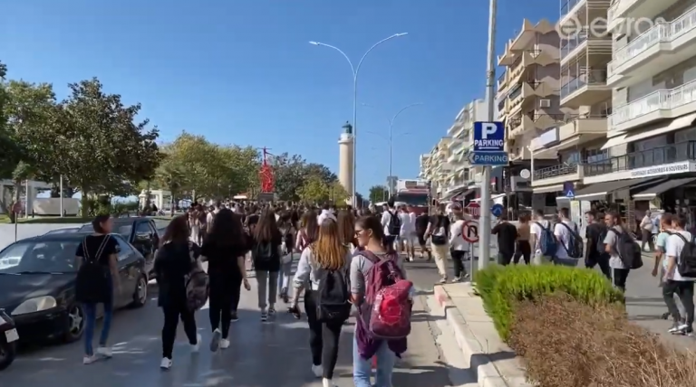 Πορεία μαθητών στην Αλεξανδρούπολη κατά της χρήσης μάσκας!!!!!!!!!!!!!!!