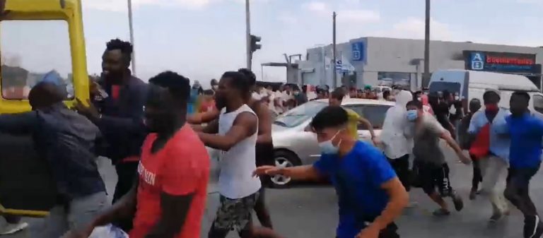 Εικόνες από Καμπούλ στη Λέσβο: Αλλοδαποί ορμούν σε οχήματα για να αρπάξουν τρόφιμα (βίντεο)