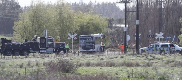 Νέα Ζηλανδία: Σύγκρουση σχολικού λεωφορείου με τρένο – Μια νεκρή και δεκάδες παιδιά τραυματισμένα
