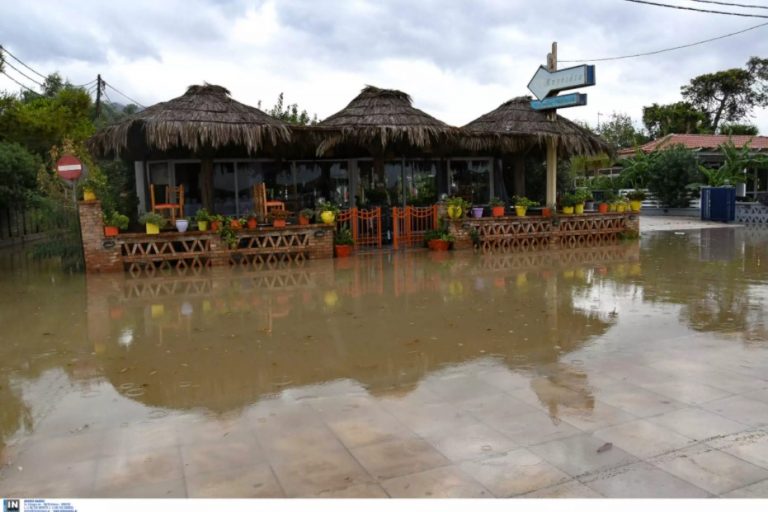 Κακοκαιρία Ιανός – Πάτρα: Τα νερά της θάλασσας κάλυψαν μέρος του Ρίου