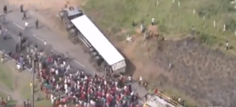 Το lockdown και η κρίση που επέφερε έκαναν τους ανθρώπους θηρία: σαν πεινασμένα λιοντάρια μάχη για ένα κομμάτι κρέας στη Βραζιλία….