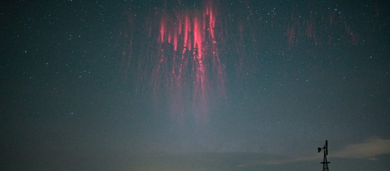 To παράξενο φαινόμενο στον ουρανό που θυμίζει κόκκινη μέδουσα