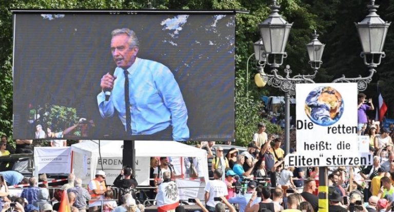 Όλη η ομιλία του Robert F.Kennedy Jr στο Βερολίνο στην συγκέντρωση διαμαρτυρίας