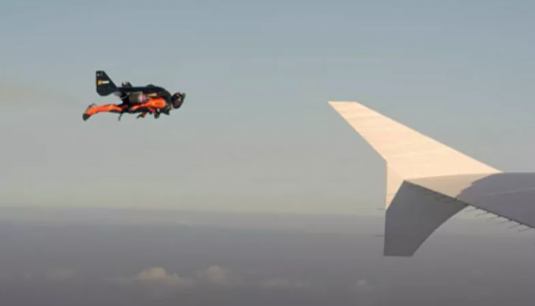 Πυραυλάνθρωπος πέταξε δίπλα σε αεροπλάνο στο Λος Άντζελες! Τον ψάχνει το FBI (ΒΙΝΤΕΟ)