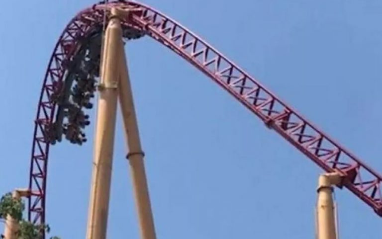 Τρενάκι του τρόμου: Τουρίστες κρέμονταν ανάποδα για μία ώρα λόγω διακοπής ρεύματος