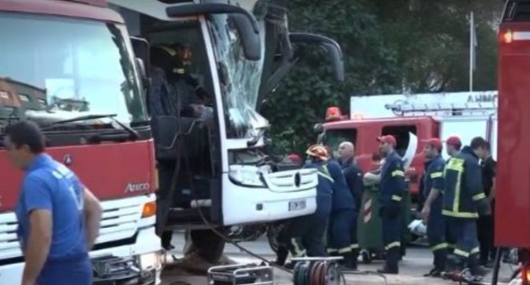 Τροχαίο στον Πειραιά: Πούλμαν «καρφώθηκε» πάνω σε κολόνα στην Ακτή Μιαούλη