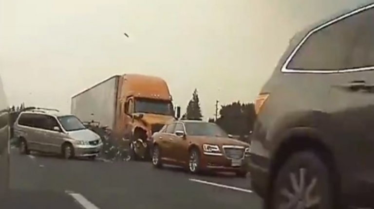 Σοκαριστικό τροχαίο! Η τρομακτική στιγμή που φορτηγό παρασύρει 11 οχήματα! (ΒΙΝΤΕΟ)