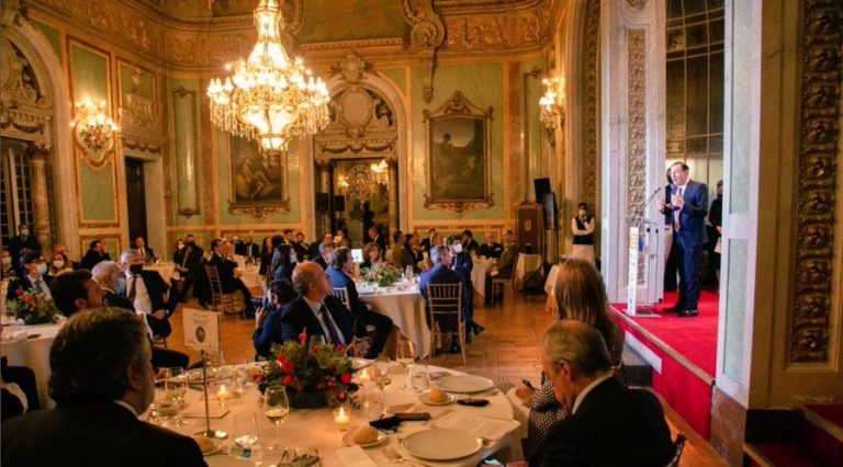 Φάρμα των ζώων: "Όλα τα ζώα είναι ίσα, αλλά μερικά ζώα είναι πιο ίσα από τα άλλα". Ποιος να σας τα δείξει αυτά;;;