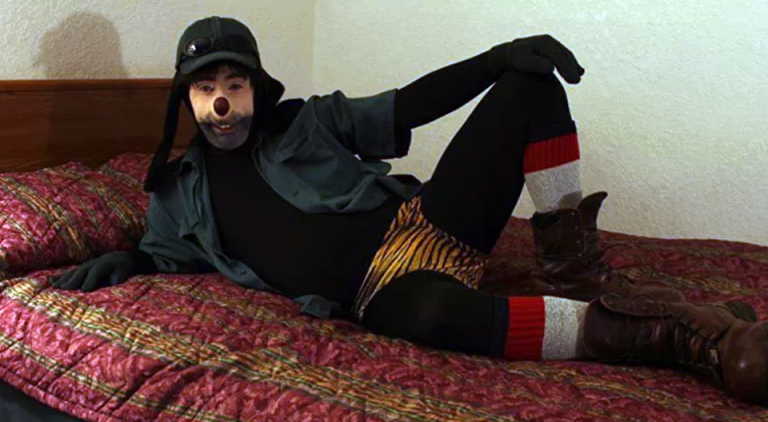 Ο άνθρωπος-Γκούφυ: Ο μυστηριώδης άντρας στα social που σπρώχνει παιδιά στην αυτοκτονία