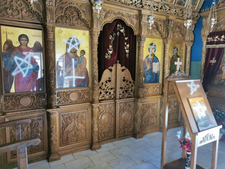 ΦΩΤΟΣ: Βανδάλισαν την εκκλησία της Παναγίας Λαμπαδιώτισσας στο Μιτσερό