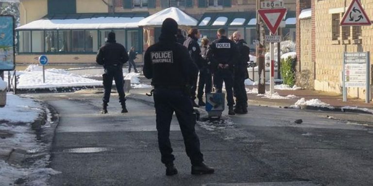 ΤΡΟΜΟΣ στο Παρίσι! Ένοπλος αποκεφάλισε άντρα!!! Φώναζε Αλλάχ (vid)